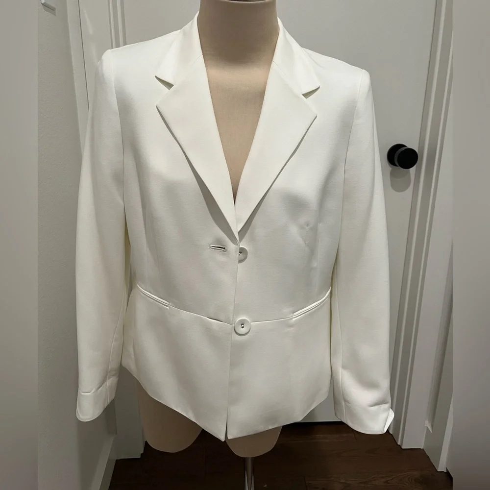 Kasper Crepe 2 Button White Blazer with Back Pleats - Picture 1 of 5